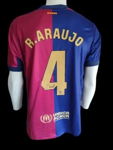 Gesigneerd voetbalshirt: Araujo