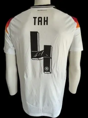Gesigneerd voetbalshirt: Tah